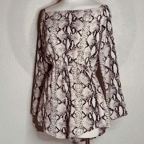Tobi Bite Me Taupe Multi Snakeskin‎ Print Off The Shoulder Shorts Romper Sz S - Picture 6 of 11